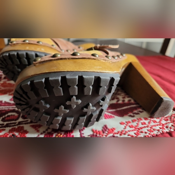 GUESS Clogs - Picture 4 of 4